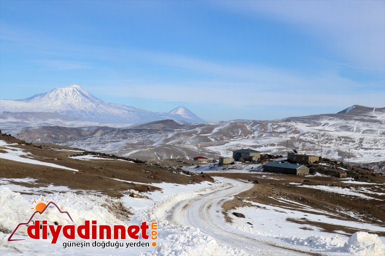 Üniversitelilerin harçlıklarıyla aldığı kışlık kıyafetler Ağrı