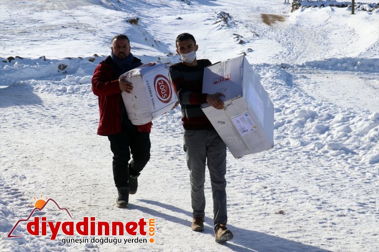 Üniversitelilerin harçlıklarıyla aldığı kışlık kıyafetler Ağrı