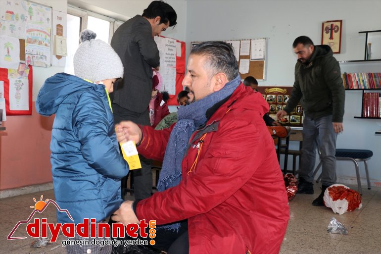 Üniversitelilerin harçlıklarıyla aldığı kışlık kıyafetler Ağrı