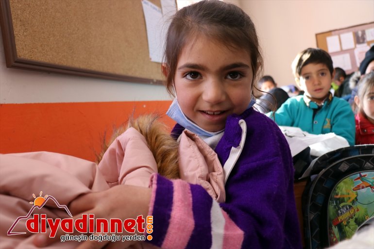 Üniversitelilerin harçlıklarıyla aldığı kışlık kıyafetler Ağrı