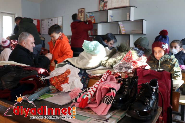 Üniversitelilerin harçlıklarıyla aldığı kışlık kıyafetler Ağrı