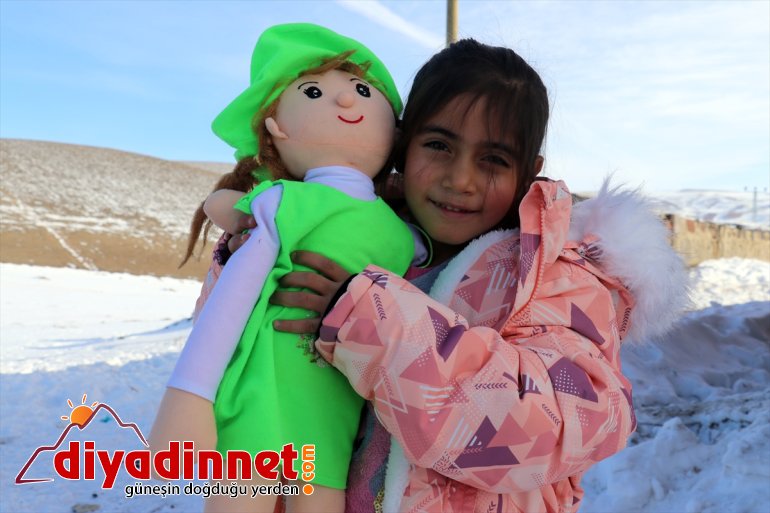 Üniversitelilerin harçlıklarıyla aldığı kışlık kıyafetler Ağrı