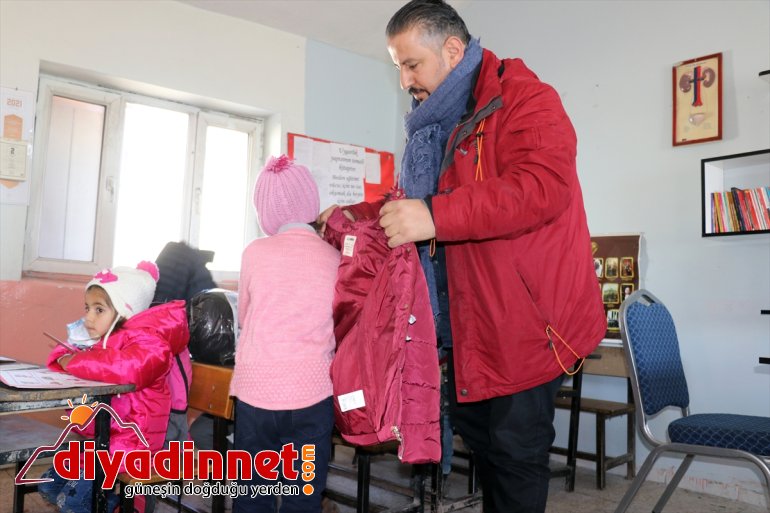 Üniversitelilerin harçlıklarıyla aldığı kışlık kıyafetler Ağrı