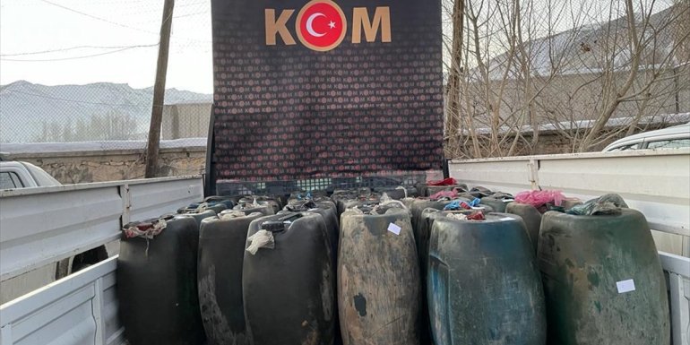 VAN - 200 av tüfeği ve 2 bin 100 litre kaçak akaryakıt yakalandı1