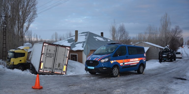 Van'da buzlu yolda kayan tır 11 kişinin yaşadığı eve girdi