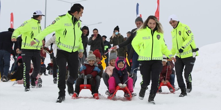 Vanlı çocuklar "Kızak ve Kartopu Festivali"yle eğlendi
