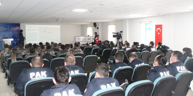 Van'da 75 polisten oluşan "çığ timi" afetlerle mücadeleye hazırlanıyor