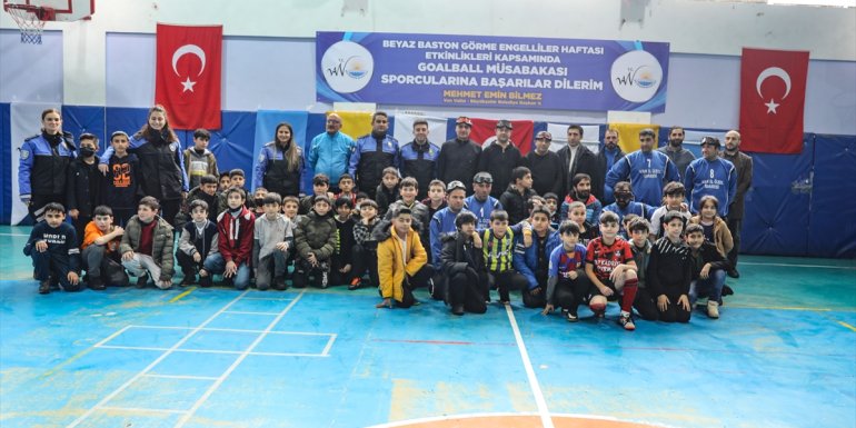 Van'da belediyenin daire başkanları görme engellilerle goalball maçı yaptı