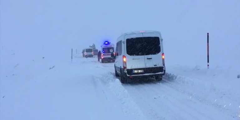 Van'da ekipler yolu kardan kapanan mahalledeki hamile kadın için seferber oldu