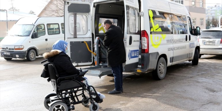 Van'da engelli öğrenciyi Açıköğretim sınavına Büyükşehir Belediyesi ekibi götürdü