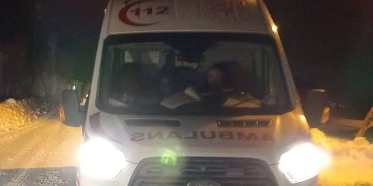 Van'da hamile kadın, kar ve tipi nedeniyle 3 saatte hastaneye ulaştırıldı
