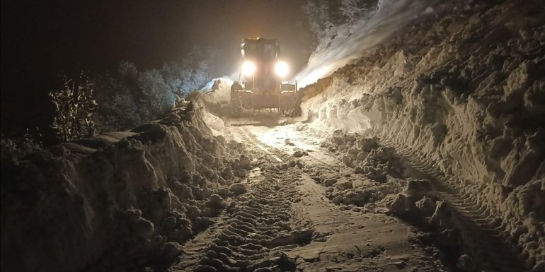 Van'da kar nedeniyle mahsur kalanların yardımına ekipler yetişti