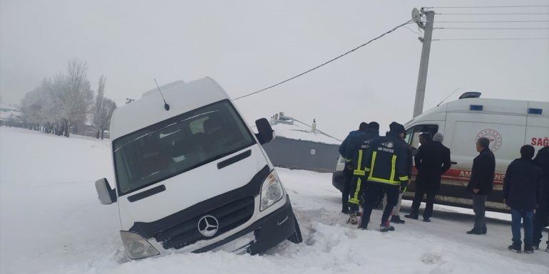 Van'da yoldan çıkan servis minibüsündeki öğretmen yaralandı