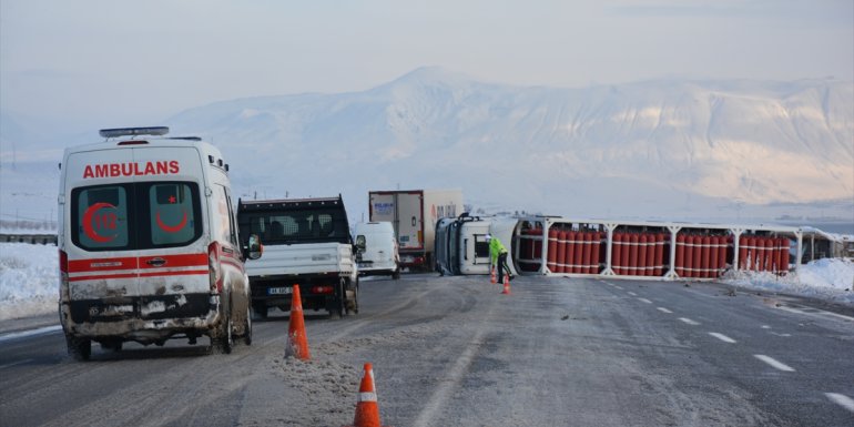 Devrilen doğal gaz yüklü tıra otomobil çarptı, 2 kişi yaralandı