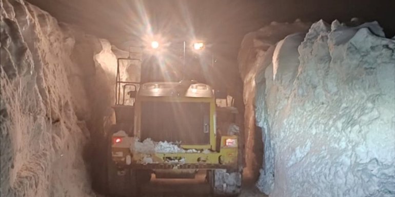Van'da ekipler metrelerce karla mücadele ediyor