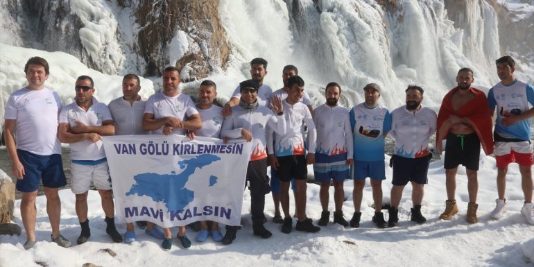 Van Gölü aktivistleri, kısmen donan Muradiye Şelalesi'nde yüzdü