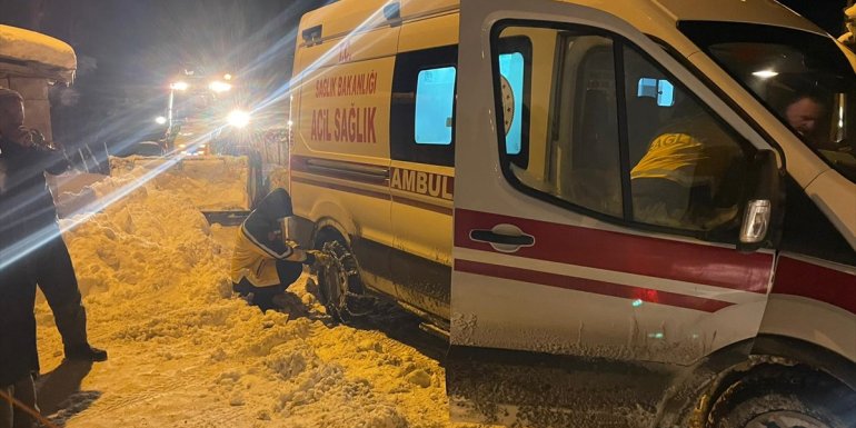 VAN - Hamile kadın, kar ve tipi nedeniyle 3 saatte hastaneye ulaştırılabildi1