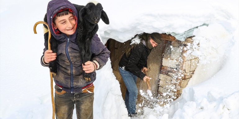 Van'ın kar örtüsü altındaki köylerinde "beyaz esaret" yaşanıyor