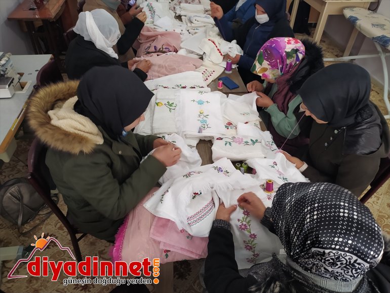 Vanlı kadınlar unutulmaya yüz tutan kanaviçeyi yeniden canlandırıyor