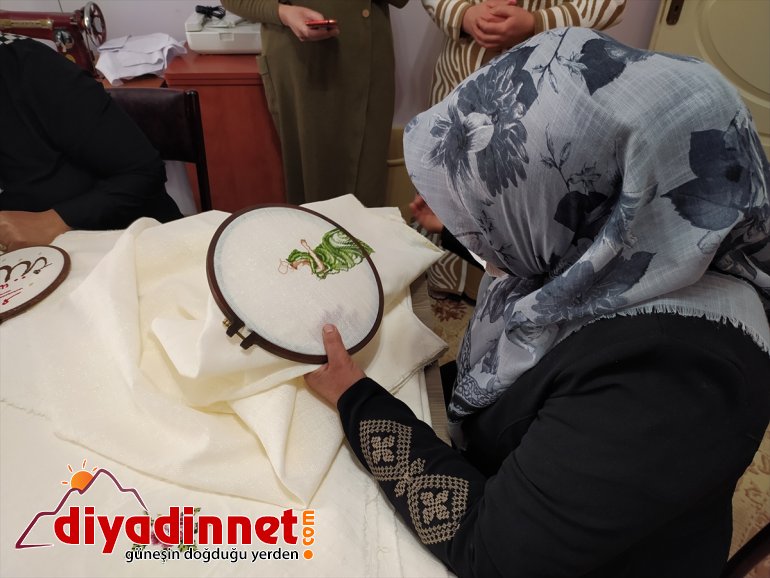 yüz - canlandırıyor unutulmaya yeniden Kadınlar tutan kanaviçeyi VAN 10