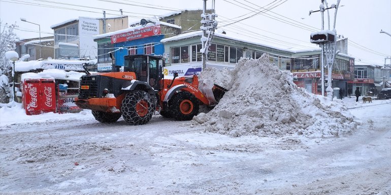 Kar yağışı sonrası Özalp ilçesi beyaza büründü