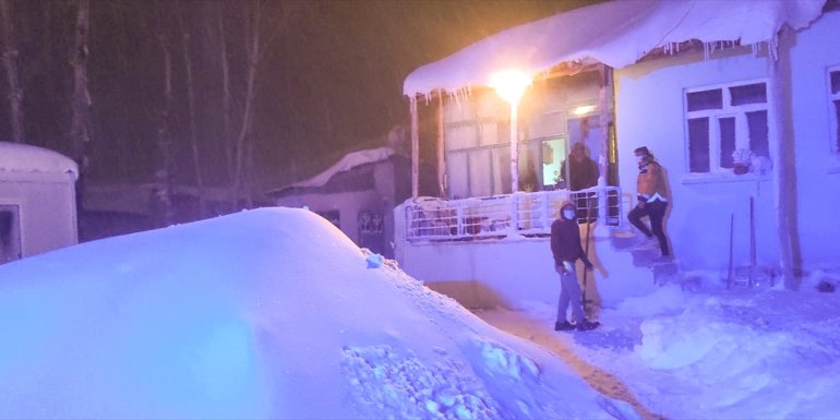 Van'da kardan yolu kapanan mahallede kalp krizi geçiren kişi hastaneye ulaştırıldı