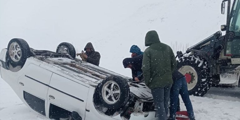Van'da kontrolden çıkarak devrilen otomobilin sürücüsü yaralandı