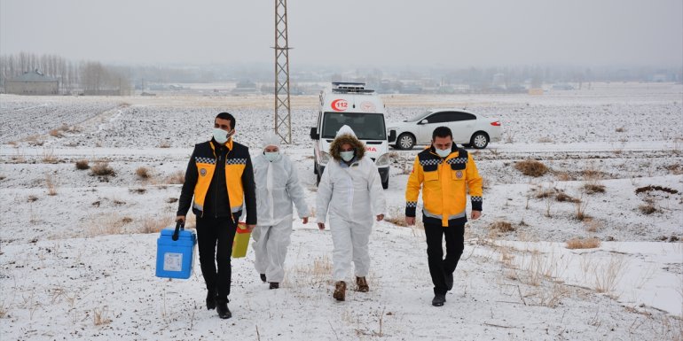 Van'da sağlık ekipleri aşı için karlı yolları aşıyor