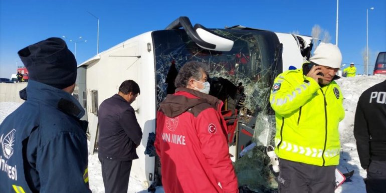 Van'da yolcu otobüsünün devrilmesi sonucu 9 kişi yaralandı