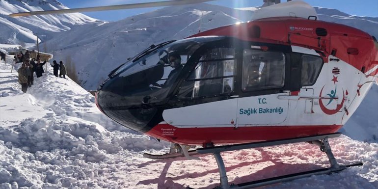 Yolu kardan kapalı köydeki hamile kadın ambulans helikopterle hastaneye götürüldü