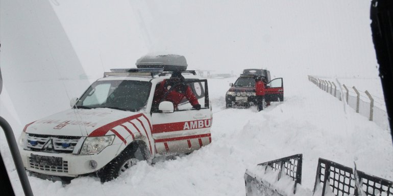 VAN - Yolu kardan kapanan mahalledeki hamile kadın 4 saatte hastaneye götürüldü1