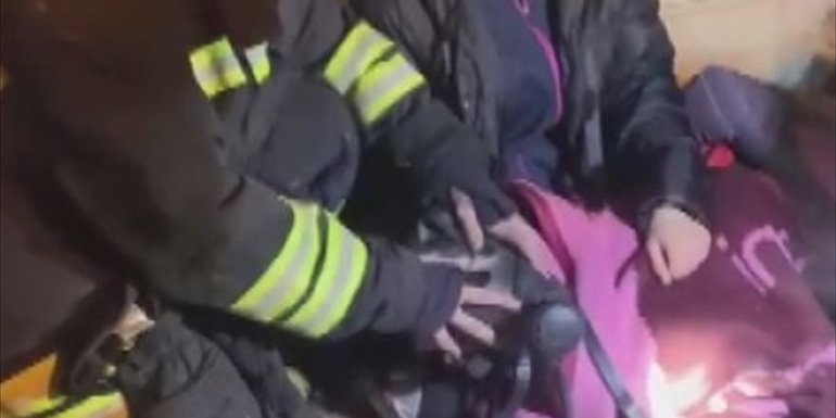 Yangında dumandan etkilenen çocuklara oksijen maskesini veren itfaiyeci kalp krizi geçirdi