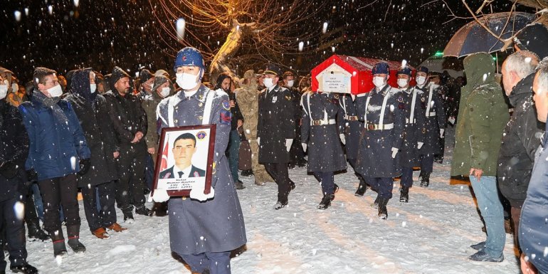 Yangında yaşamını yitiren jandarma uzman onbaşı Bingöl'de defnedildi