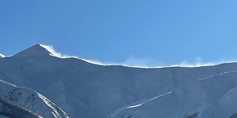 Yedisu ilçesinde tipi etkili oldu