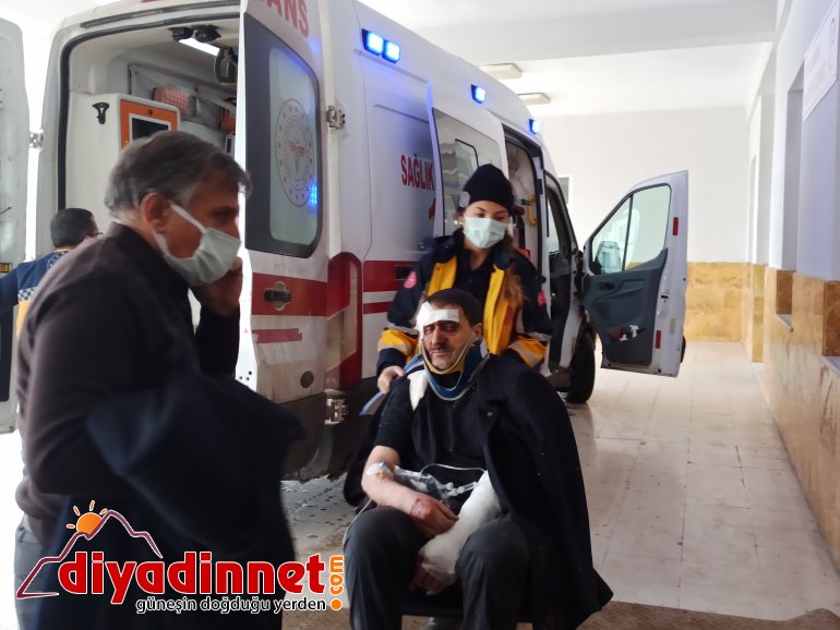 Yolcu otobüsü kaza yapan tıra çarpıp devrildi, 1 kişi öldü, 27 kişi yaralandı4