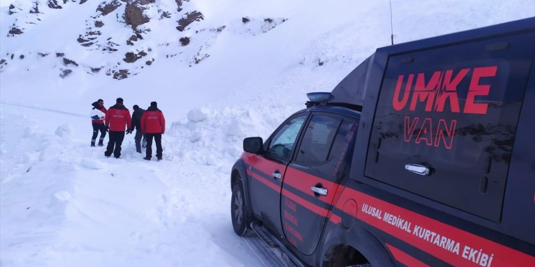 Yolu kapalı mezradaki hasta 8 saatlik çalışmayla hastaneye ulaştırıldı