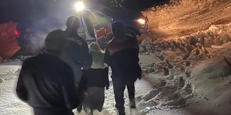 Yolu kapanan mezrada yalnız yaşayan yaşlı kadını jandarma kurtardı