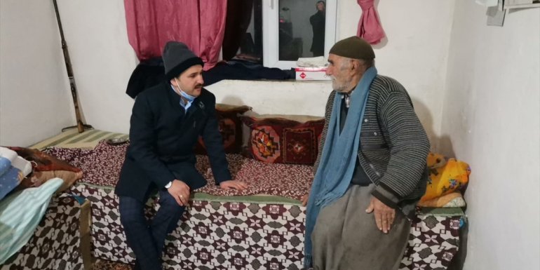 Yolu kapanan mezrada yaşlı ailenin yardımına kaymakam koştu