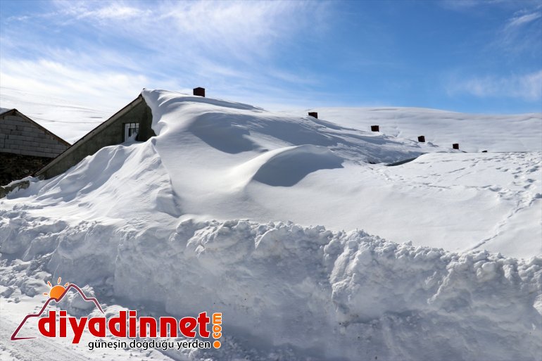 geçiyor Evlerin gömüldüğü zorlu yaşam köylerde - Ağrı