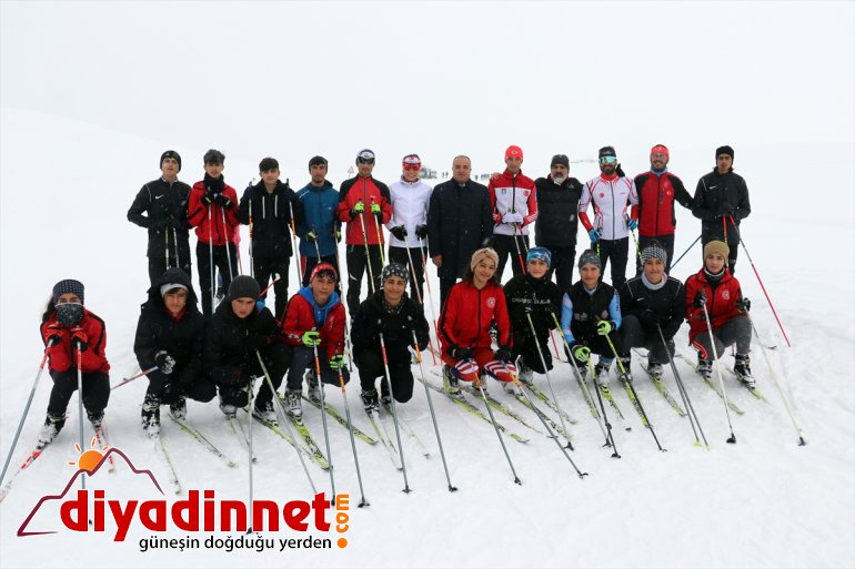 Kayak sporcuları Ağrı'nın soğuk ve karlı dağlarında başarıya koşuyor