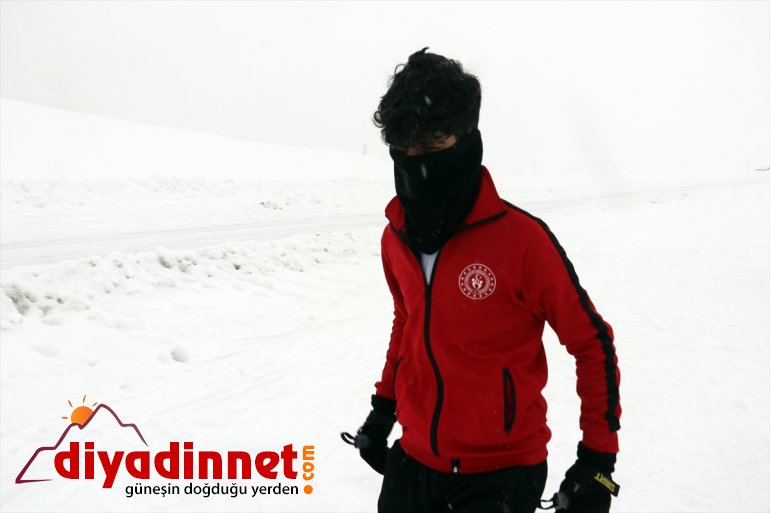 Kayak sporcuları soğuk dağlarında - karlı koşuyor AĞRI Ağrı