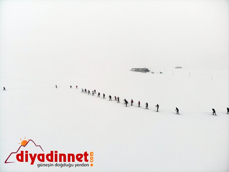 - soğuk Kayak başarıya AĞRI ve sporcuları koşuyor dağlarında Ağrı