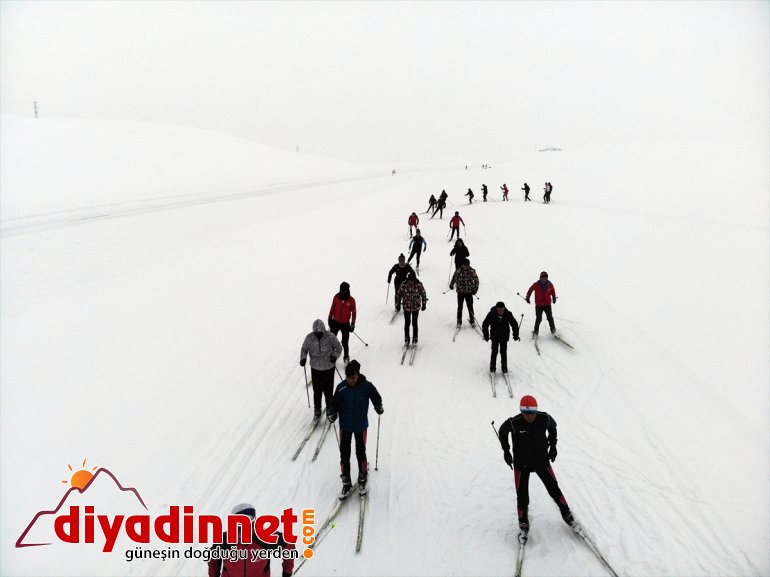 Kayak AĞRI dağlarında ve - koşuyor başarıya soğuk Ağrı