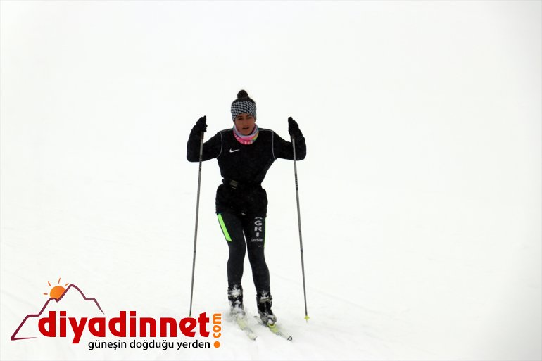 başarıya AĞRI - soğuk koşuyor ve karlı dağlarında Kayak sporcuları Ağrı