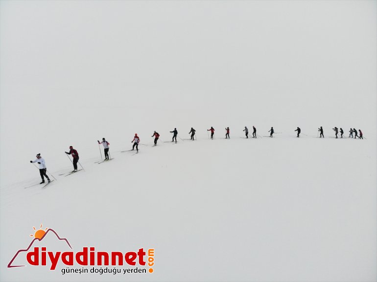 ve başarıya Kayak koşuyor sporcuları AĞRI - karlı soğuk Ağrı
