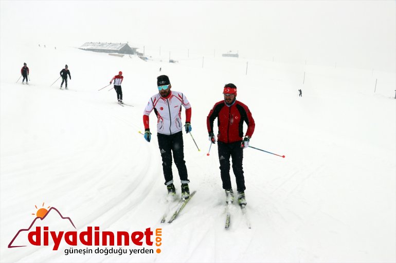 başarıya karlı soğuk AĞRI sporcuları Kayak koşuyor - dağlarında ve Ağrı