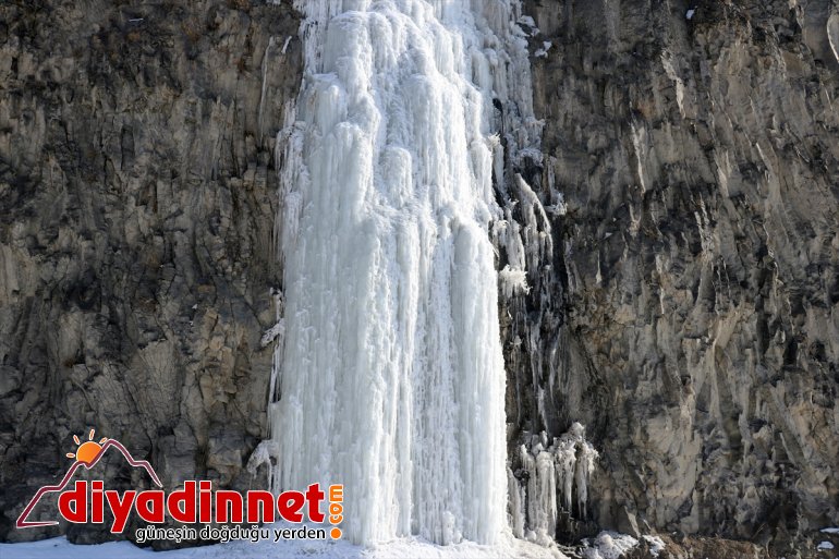 dağcıları buz tırmanışı - Kanyonu, için bekliyor Murat AĞRI 14