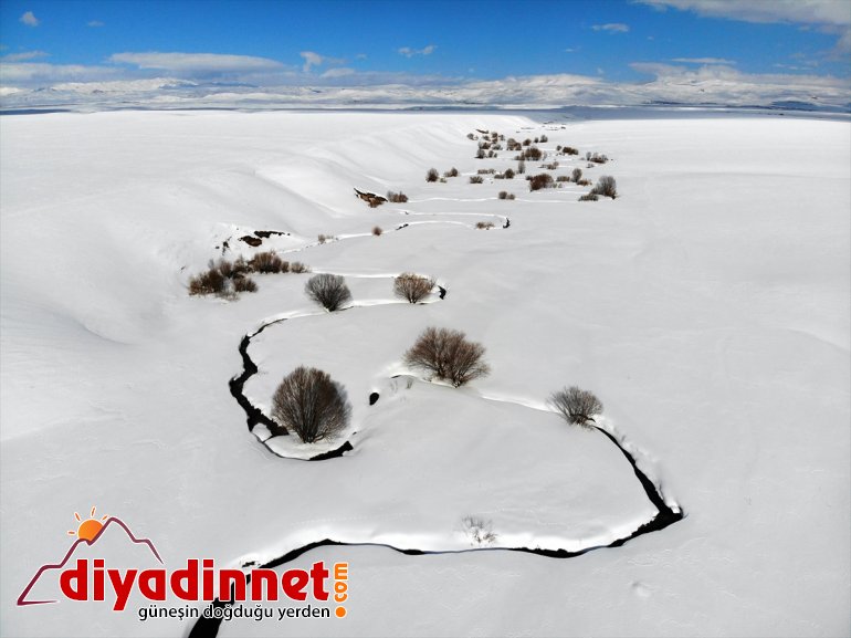 karla menderesleri ile kaplı dron Ağrı
