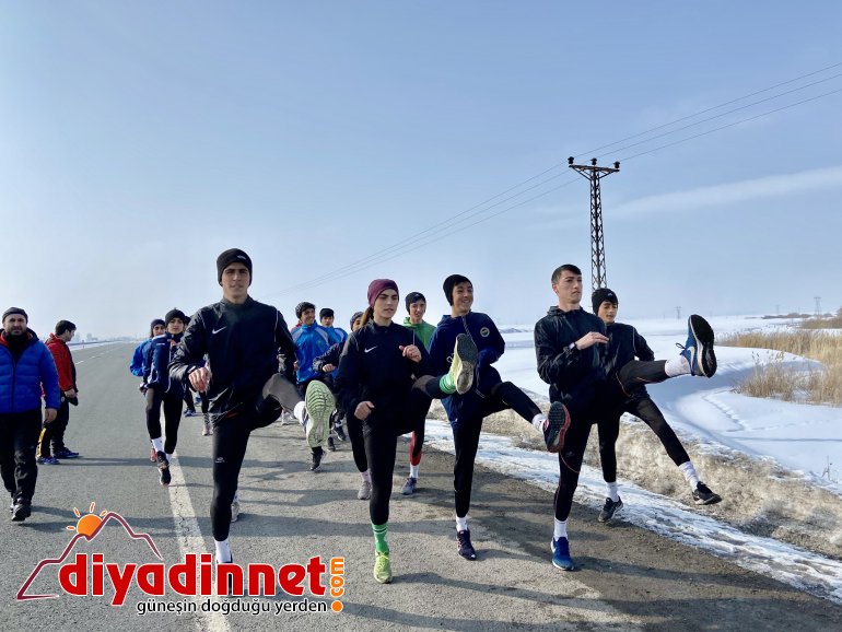 Ağrılı atletler asfaltta ter dökerek hedeflerine koşuyor1