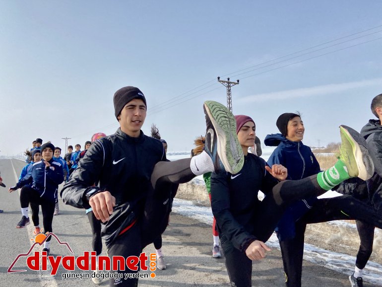Ağrılı atletler asfaltta ter dökerek hedeflerine koşuyor2